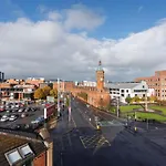 Modern 3 Bedroom Flat In Belfast City Center With Terrace
