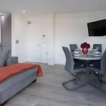 Modern 3 Bedroom Flat In Belfast City Center With Terrace