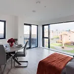 Modern 3 Bedroom Flat In Belfast City Center With Terrace