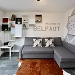 Neat City Apartment - Secure Parking - Wifi - Sleeps 4 - No Parties