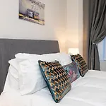 1 Bdr Apartment At Queens Uni By Belfast City Breaks