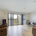 Free Parking Spacious 1 Bedroom Apartment