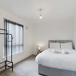 Free Parking Spacious 1 Bedroom Apartment