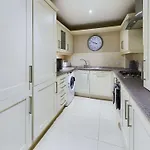 Free Parking - Stunning 2 Bedroom Apartment