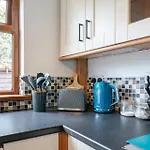 Modern 3 Bedroom House Close To Ferry And City Centre