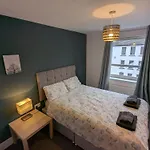 Cosy 1 Bedroom Apartment With Secure Private Parking And Excellent Transport Links