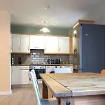 City Centre Modern Ground Floor Apartment - Free Parking - Sleeps 6