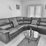 2 Bed 2 Bath, Cathedral Quarter, Free Parking - Albert Clock Tower