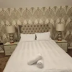 City Centre Luxury House With Three Very Large Size Bedrooms