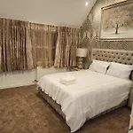 City Centre Luxury House With Three Very Large Size Bedrooms