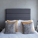 Stunning Waterfront Apartment With Titanic Views Sleeps 6 & Parking