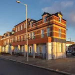 Airy And Modern 1 Bedroom Apartment Walk To Centre