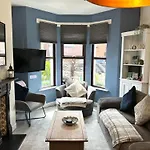 Charming City Home, Beside The Serene Ormeau Park