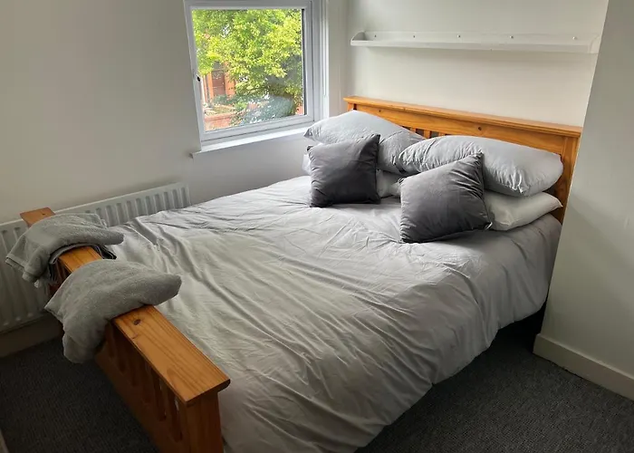 Cheerful 2 Bedroom House With Patio And Home Office