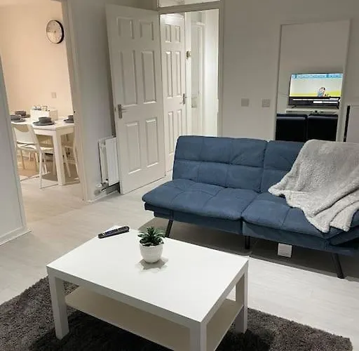 Belfast Chic: Elegant 2Br Sleeps 5, Prime Location