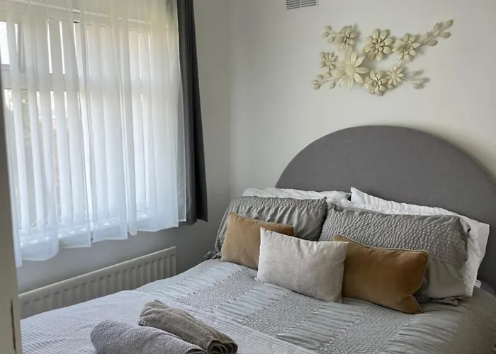 2 Bedroom House In Belfast With Garden