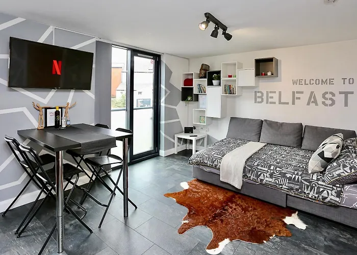 Neat City Apartment - Secure Parking - Wifi - Sleeps 4 - No Parties