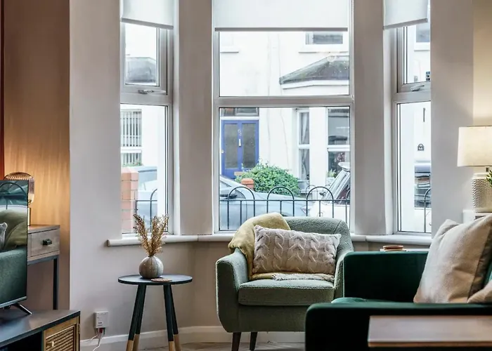 Pass The Keys Belmont Bolthole 2 Bed Bars And Eateries Abound