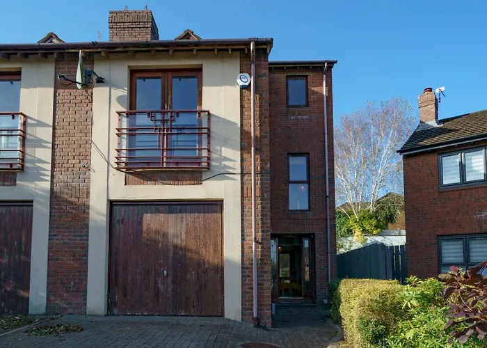 Pass The Keys Beautiful 3-Bed Riverside Townhouse W Parking