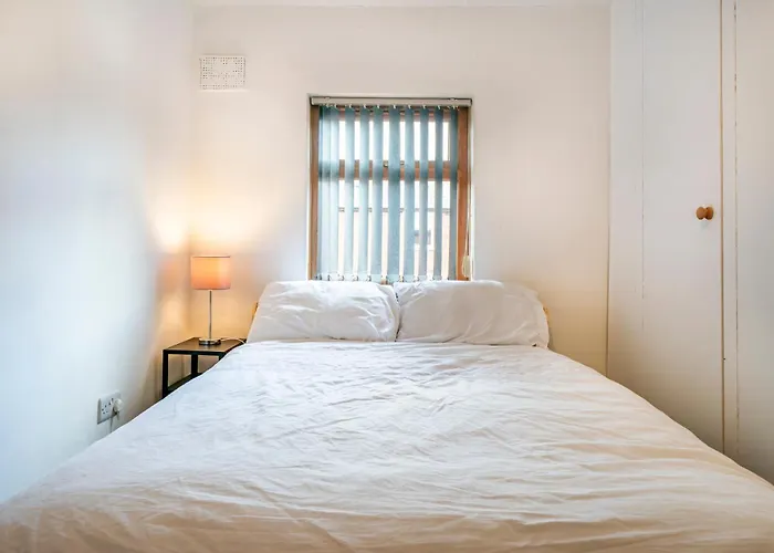 Modern 3 Bedroom House Close To Ferry And City Centre