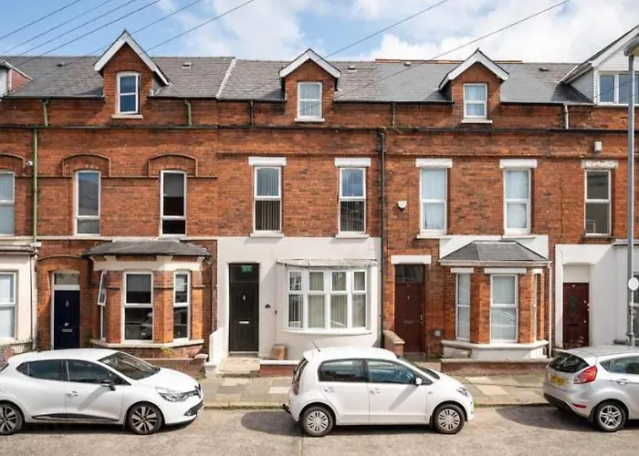 Luxurious 5 Bedroom Home Near City Centre