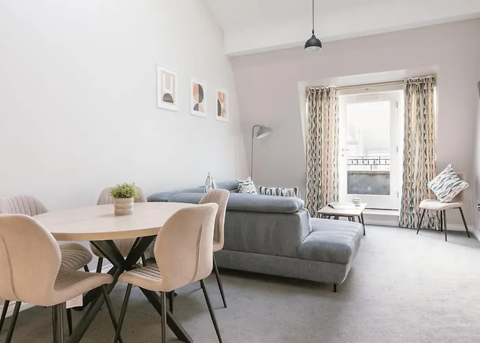 Chic 2-Bed, 2 Bath Apt In City Centre Sleeps 6, Free Secure Parking