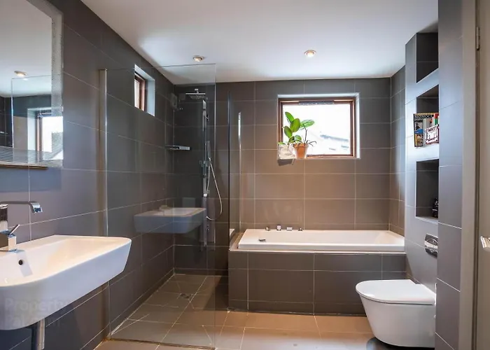 Spacious 4Br Victorian Property W/ Outdoor Terrace
