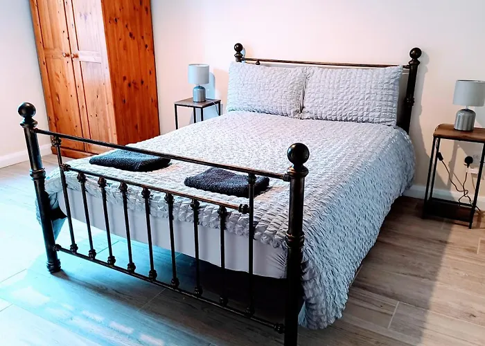 City Centre Modern Ground Floor Apartment - Free Parking - Sleeps 6