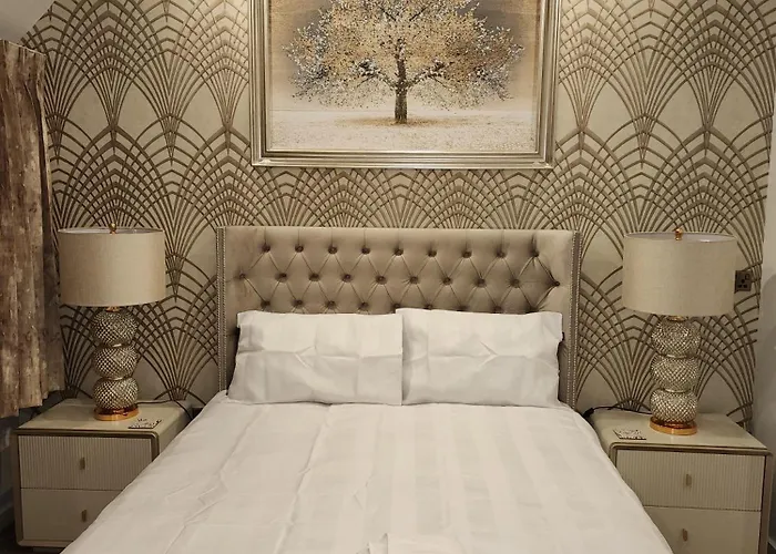 City Centre Luxury House With Three Very Large Size Bedrooms