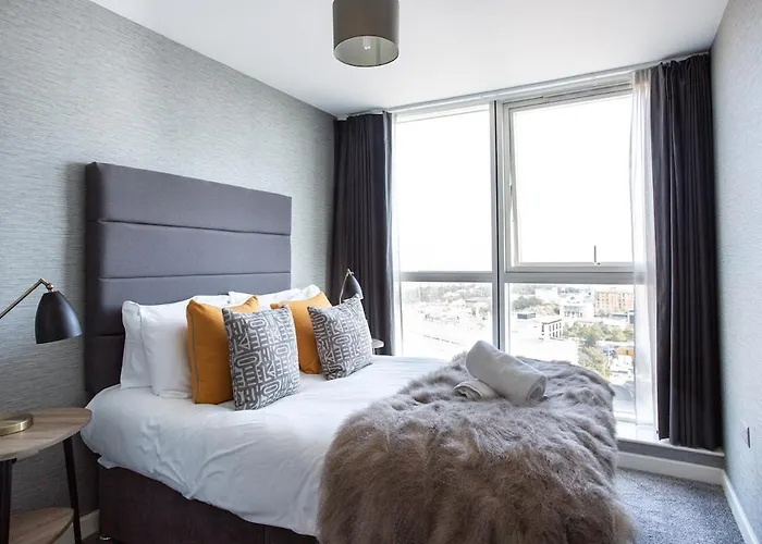 Stunning Waterfront Apartment With Titanic Views Sleeps 6 & Parking