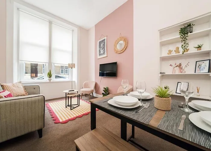 Unique City Townhouse - Modern & Central Location