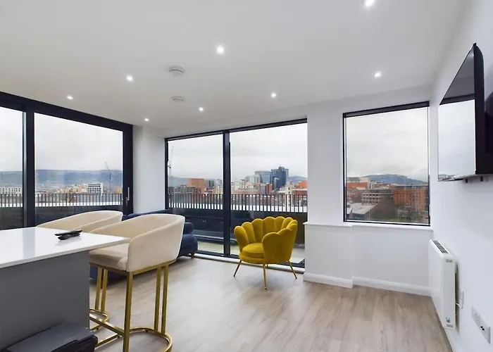 3 Bedroom Penthouse With Spacious Terrace City Center
