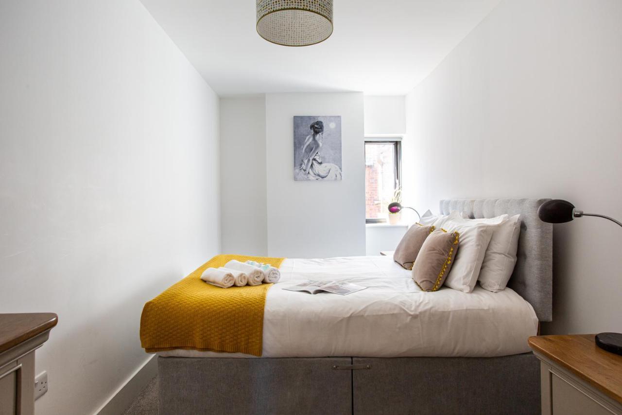 Modern Luxury Apartment, Sleeps 6, Location Apartment *
