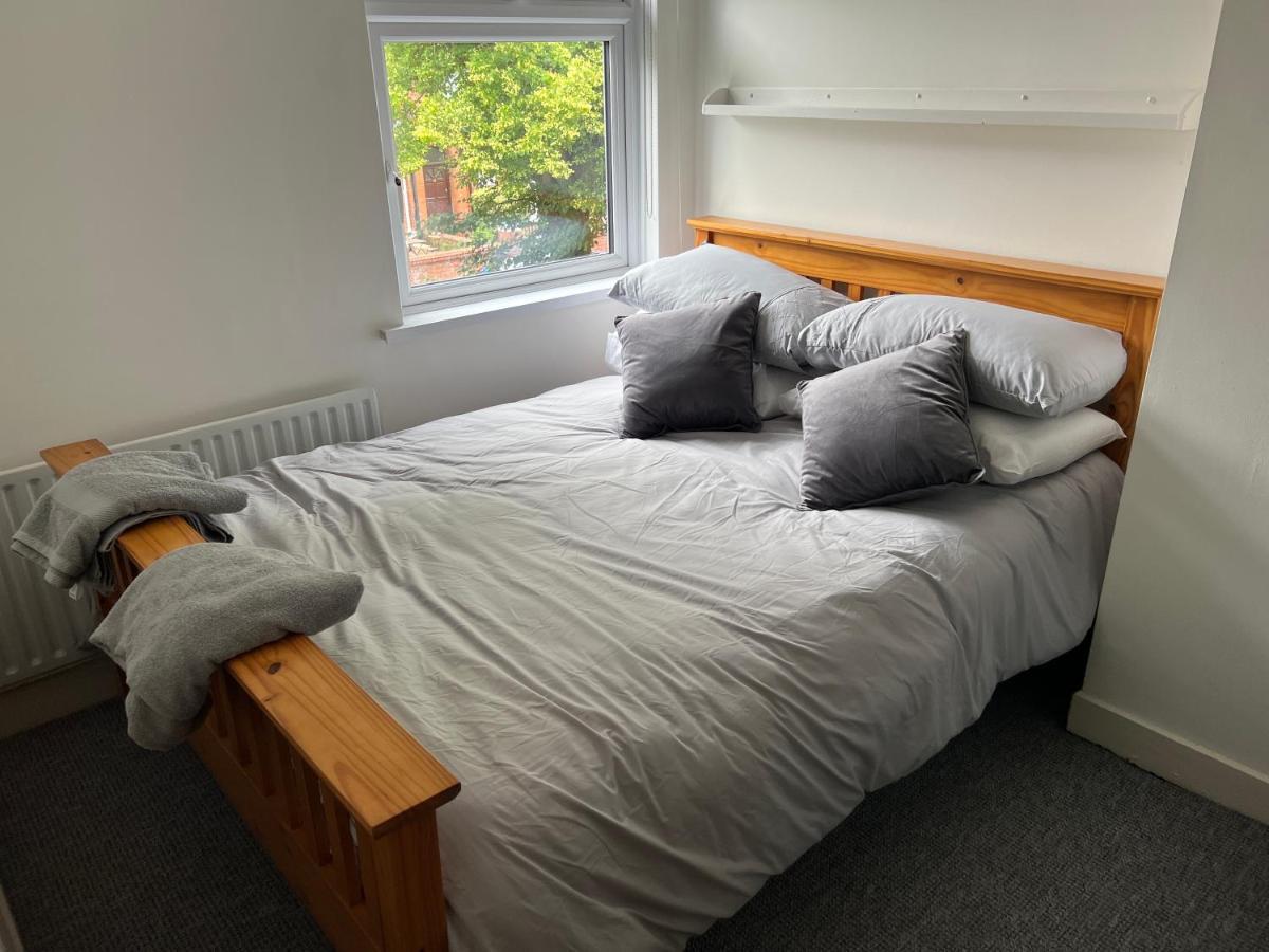 Cheerful 2 Bedroom House With Patio And Office Belfast