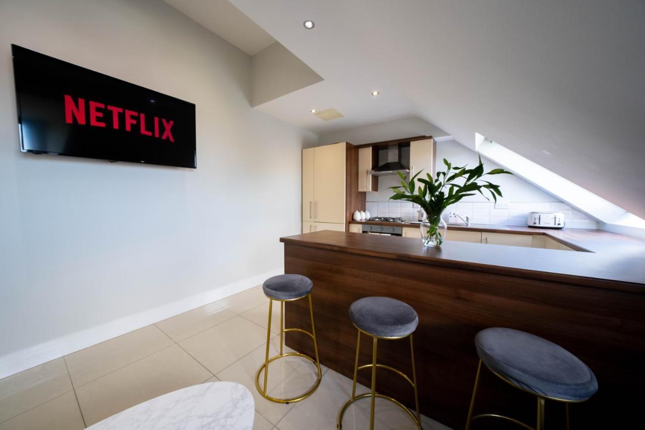 Three Bed Sleeps 5 In Botanic Apartment