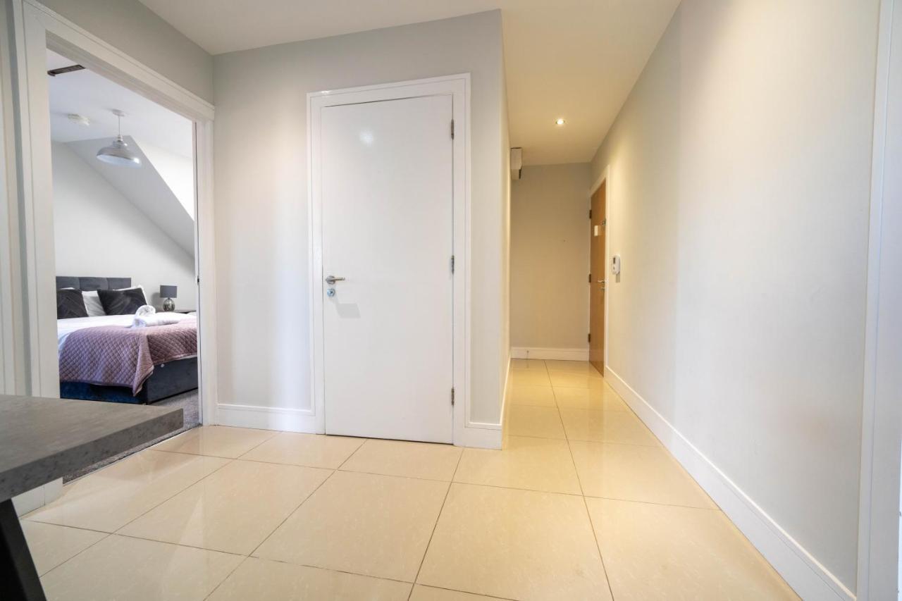 Three Bed Sleeps 5 In Botanic Apartment