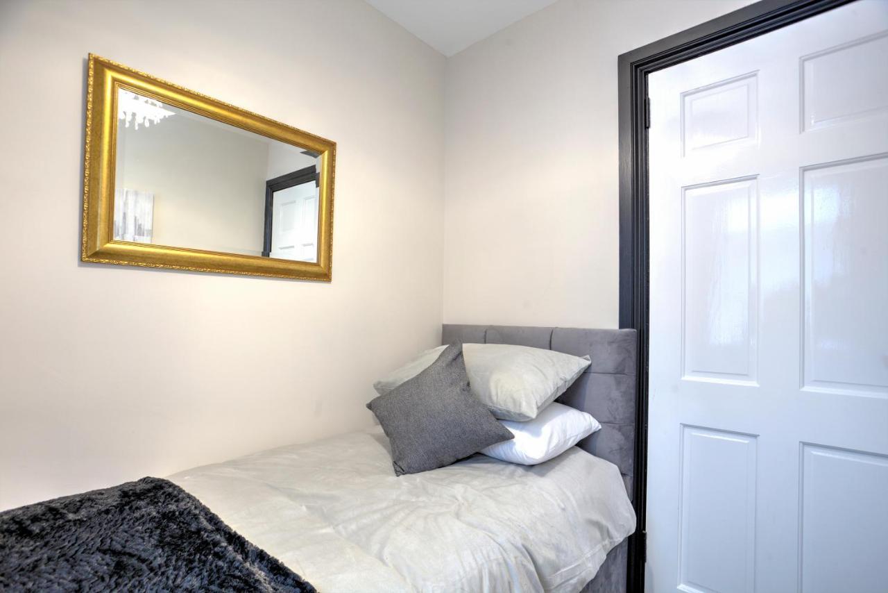 The Boutique Cozy Sleeps7 (adults Only) Holiday home