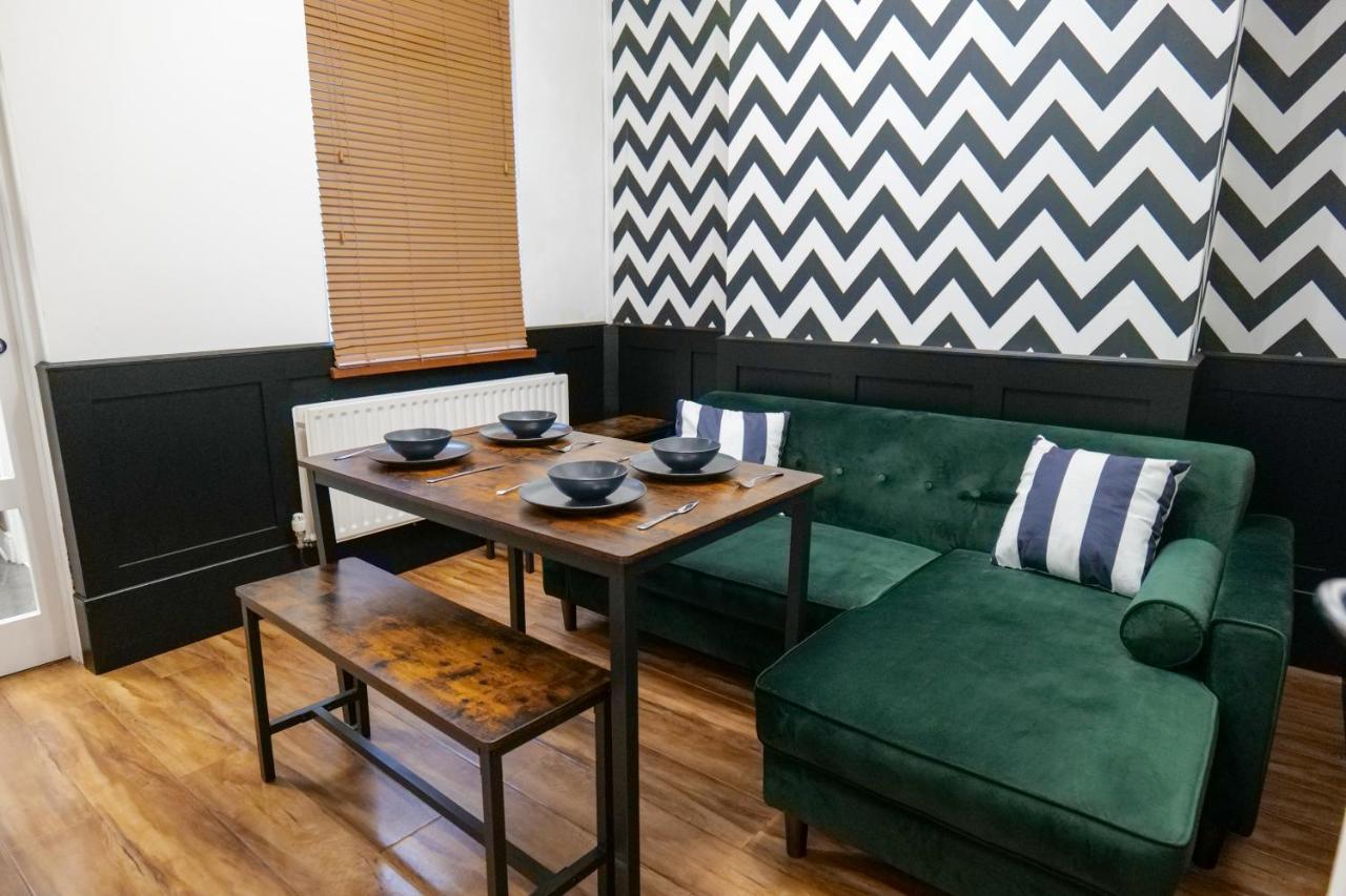 Broadway Belfast! Location! Sleeps 6! Belfast