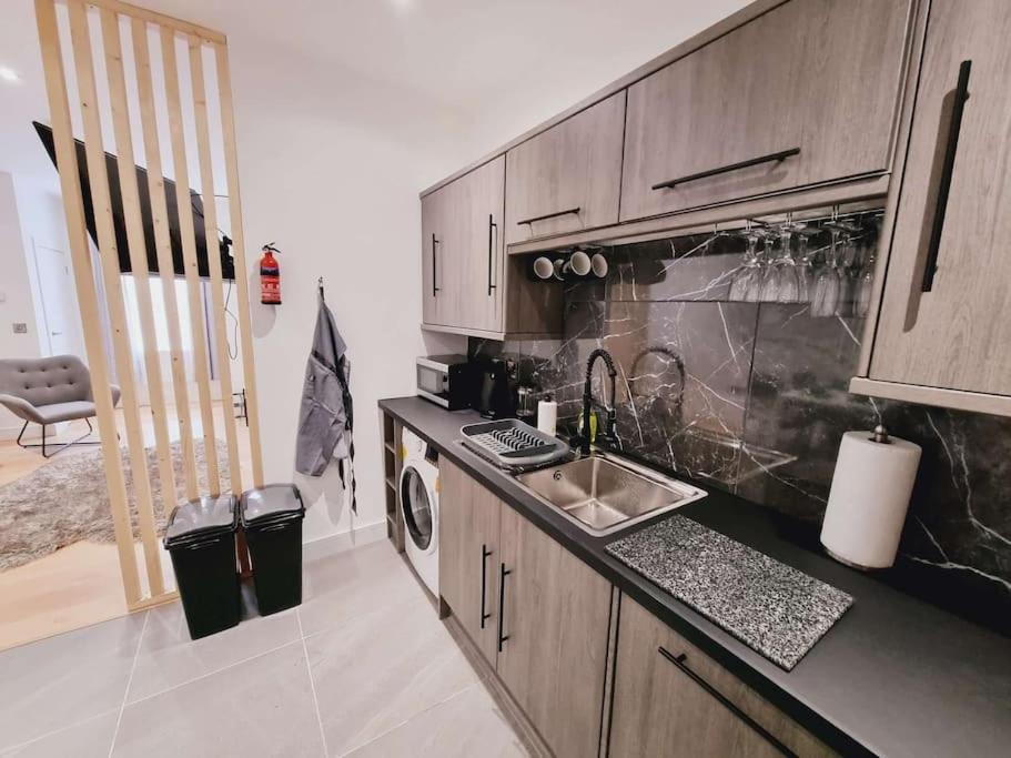 Lmk, Spacious 1 Bedroom Ground Floor Apartment, Ev Charger, Free Parking Wi-fi, Great Location *