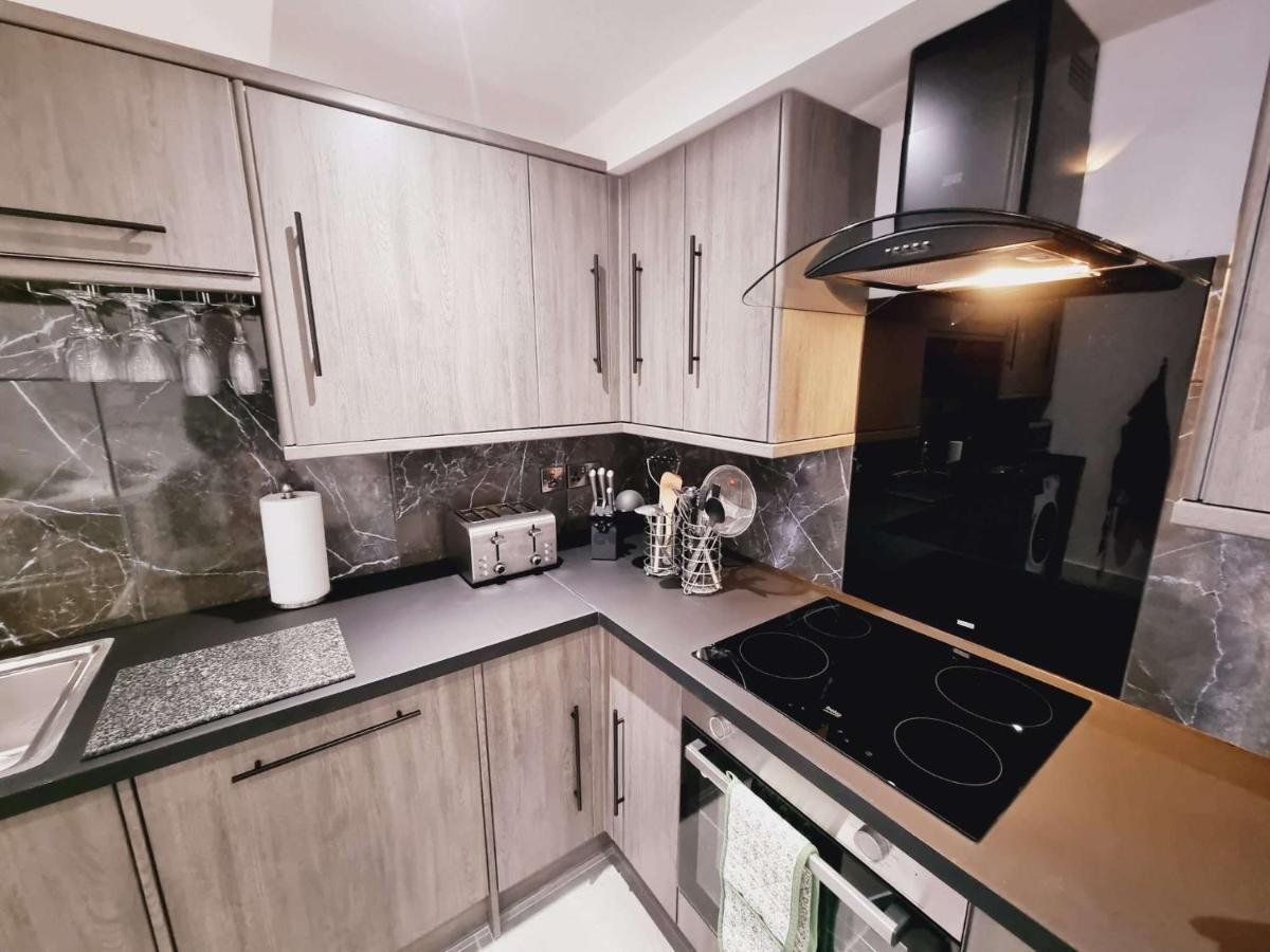 Lmk, Spacious 1 Bedroom Ground Floor Apartment, Ev Charger, Free Parking Wi-fi, Great Location *