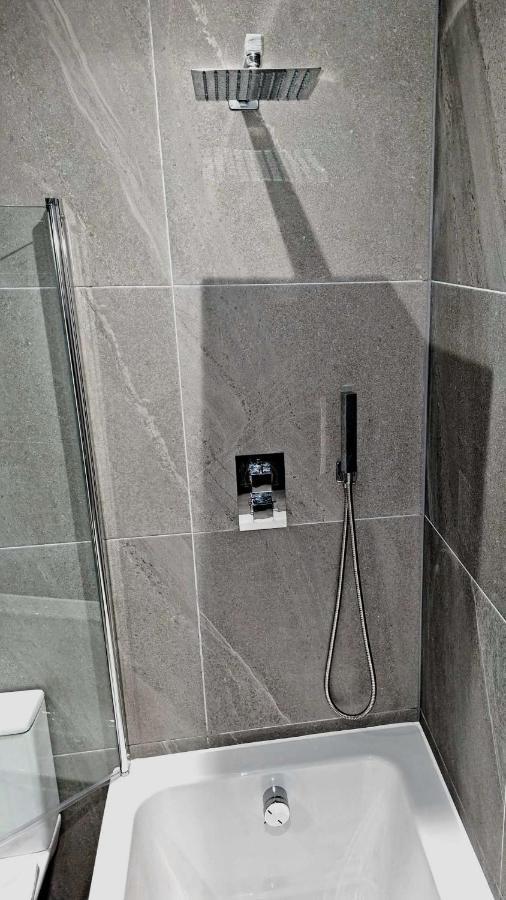 Apartment Lmk, Spacious 1 Bedroom Ground Floor Apartment, Ev Charger, Free Parking Wi-fi, Great Location *