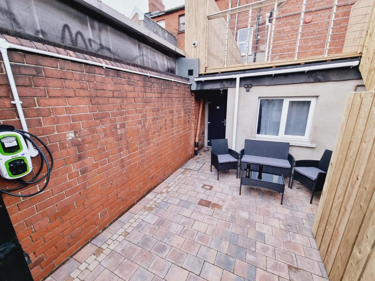 Apartment Lmk, Spacious 1 Bedroom Ground Floor Apartment, Ev Charger, Free Parking Wi-fi, Great Location *
