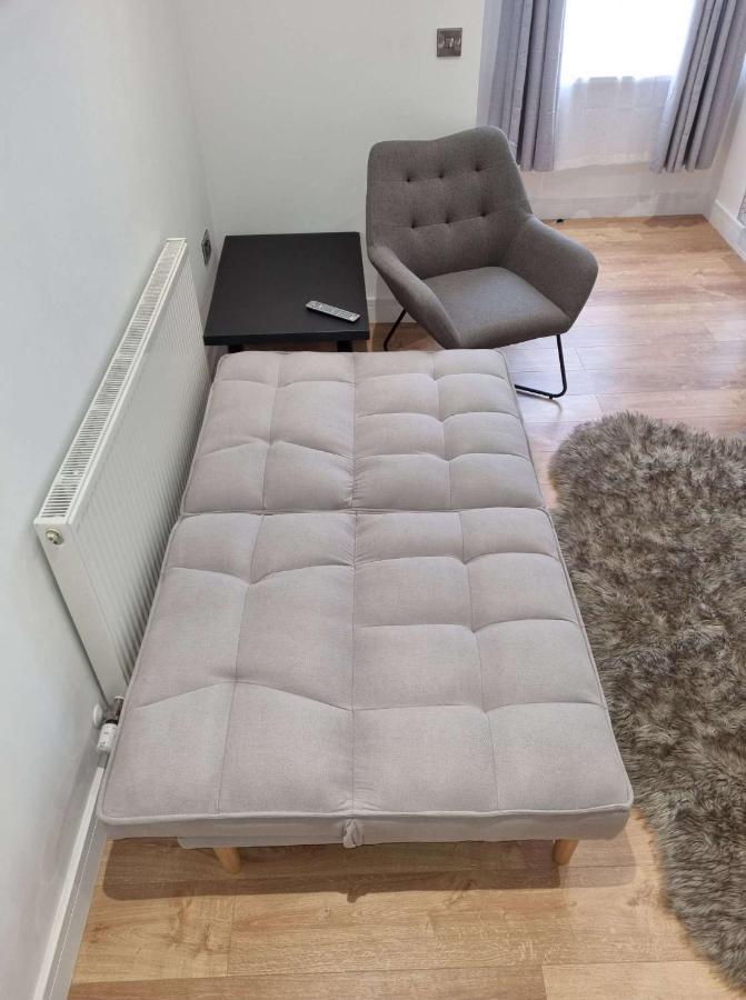 Apartment Lmk, Spacious 1 Bedroom Ground Floor Apartment, Ev Charger, Free Parking Wi-fi, Great Location *