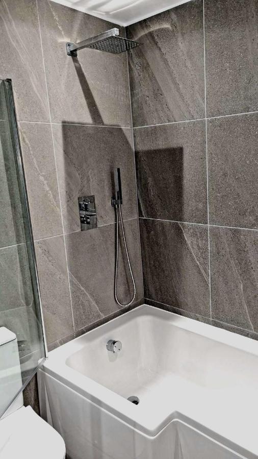 Lmk, Spacious 1 Bedroom Ground Floor Apartment, Ev Charger, Free Parking Wi-fi, Great Location