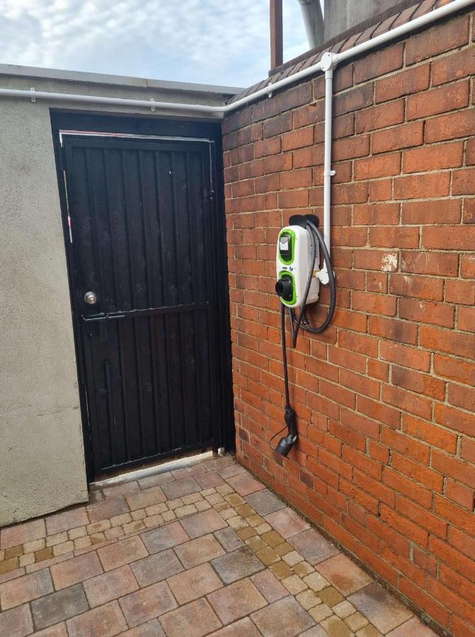 Lmk, Spacious 1 Bedroom Ground Floor Apartment, Ev Charger, Free Parking Wi-fi, Great Location Apartment Belfast