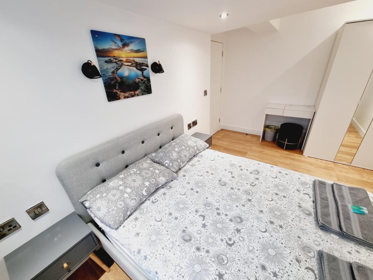 Lmk, Spacious 1 Bedroom Ground Floor Apartment, Ev Charger, Free Parking Wi-fi, Great Location Apartment