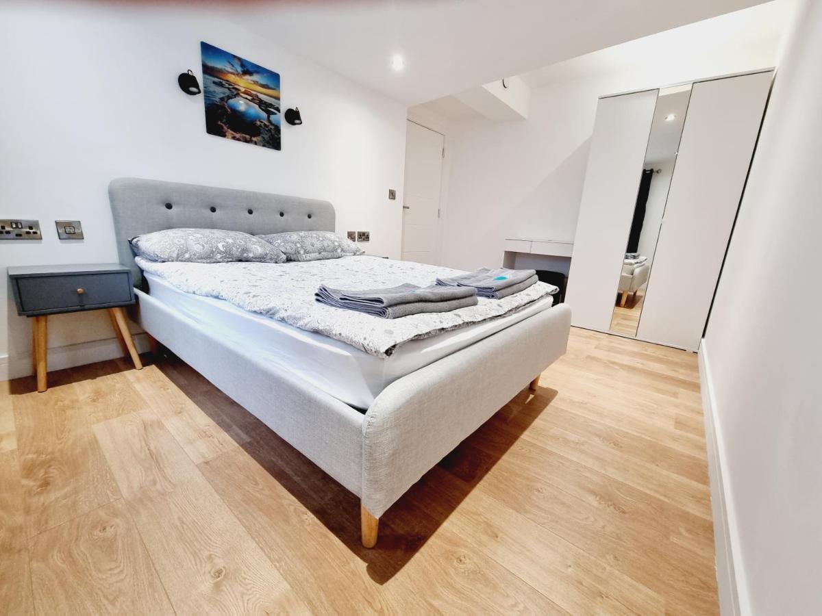 Lmk, Spacious 1 Bedroom Ground Floor Apartment, Ev Charger, Free Parking Wi-fi, Great Location