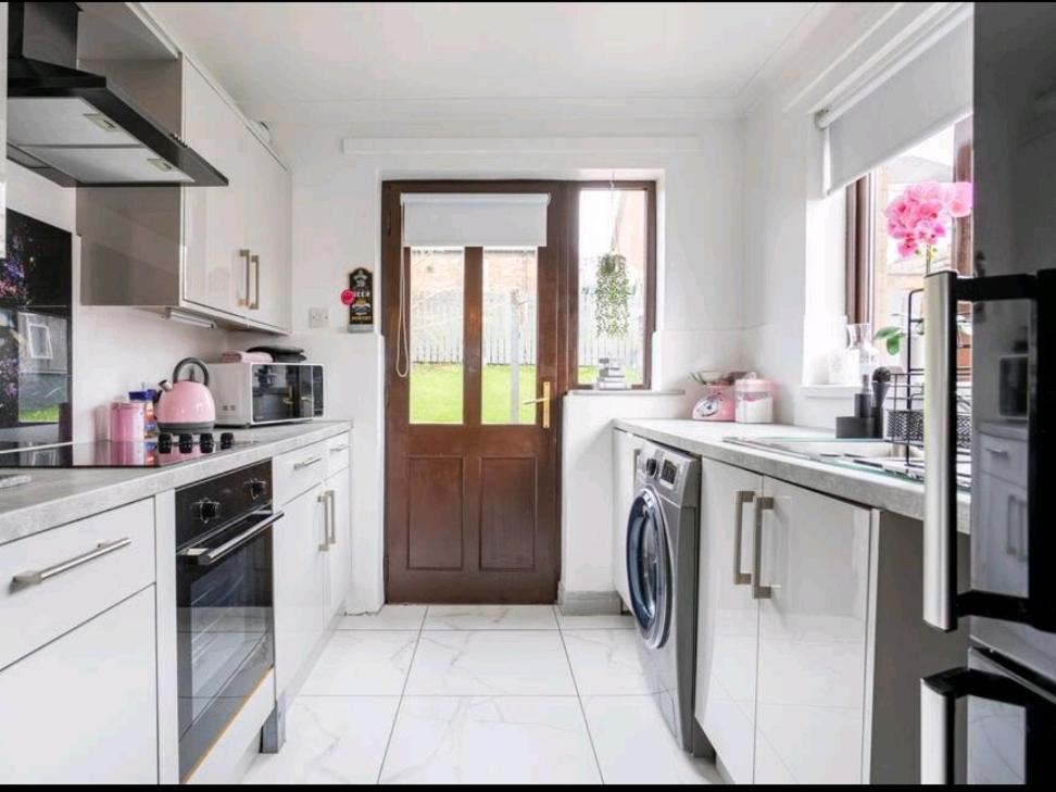 Spacious House Skyline And Mountain Views Close Too Centre And Airports Free Parking