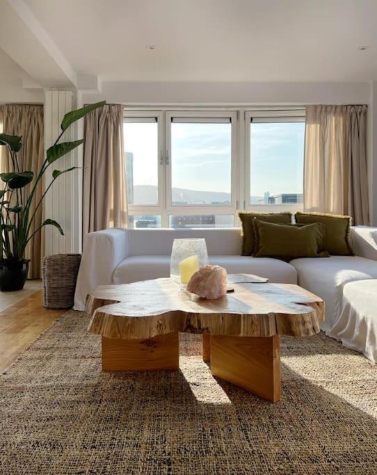 Luxury Penthouse With Views *