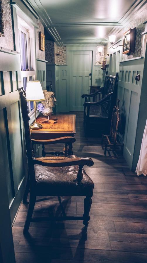 Guest house Sheddington Manor - 2 Bedroom & Cinema Belfast